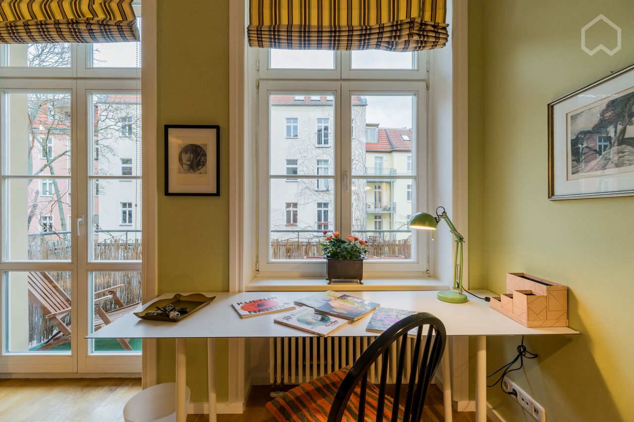Apartment in best, quiet location - in the middle of Prenzlauer Berg with balcony and elevator directly to the apartment
