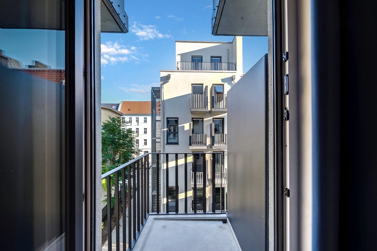 WG 08-HH-WG-5 Fully furnished private room with balcony in a 5 people shared mixed apartment