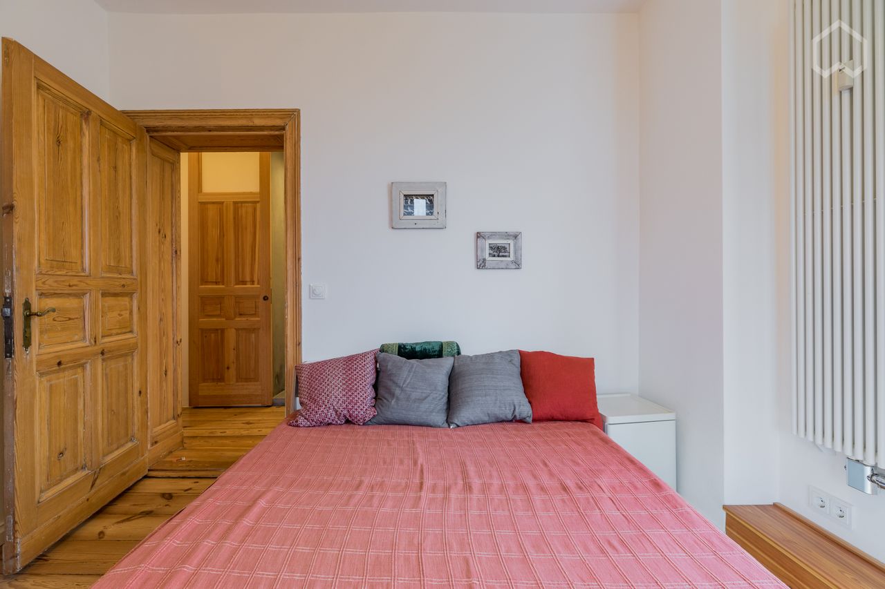 Schöneberg: bright, cozy apartment with loggia, view of Berlin and communal roof terrace