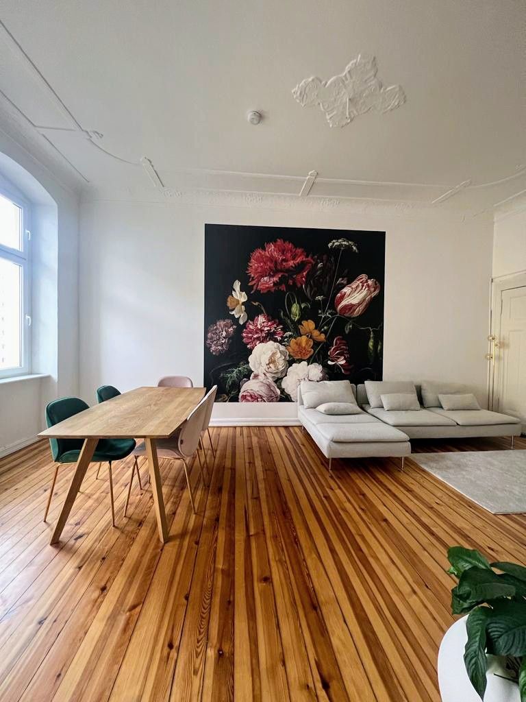 Bright 3-room flat with stucco ceilings and balcony