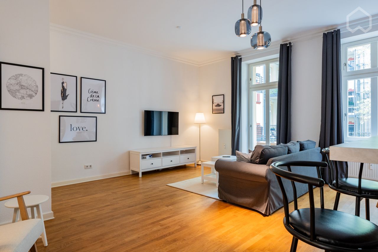 High-quality furnished apartment with elevator in the quiet inner courtyard on Warschauer Str.
