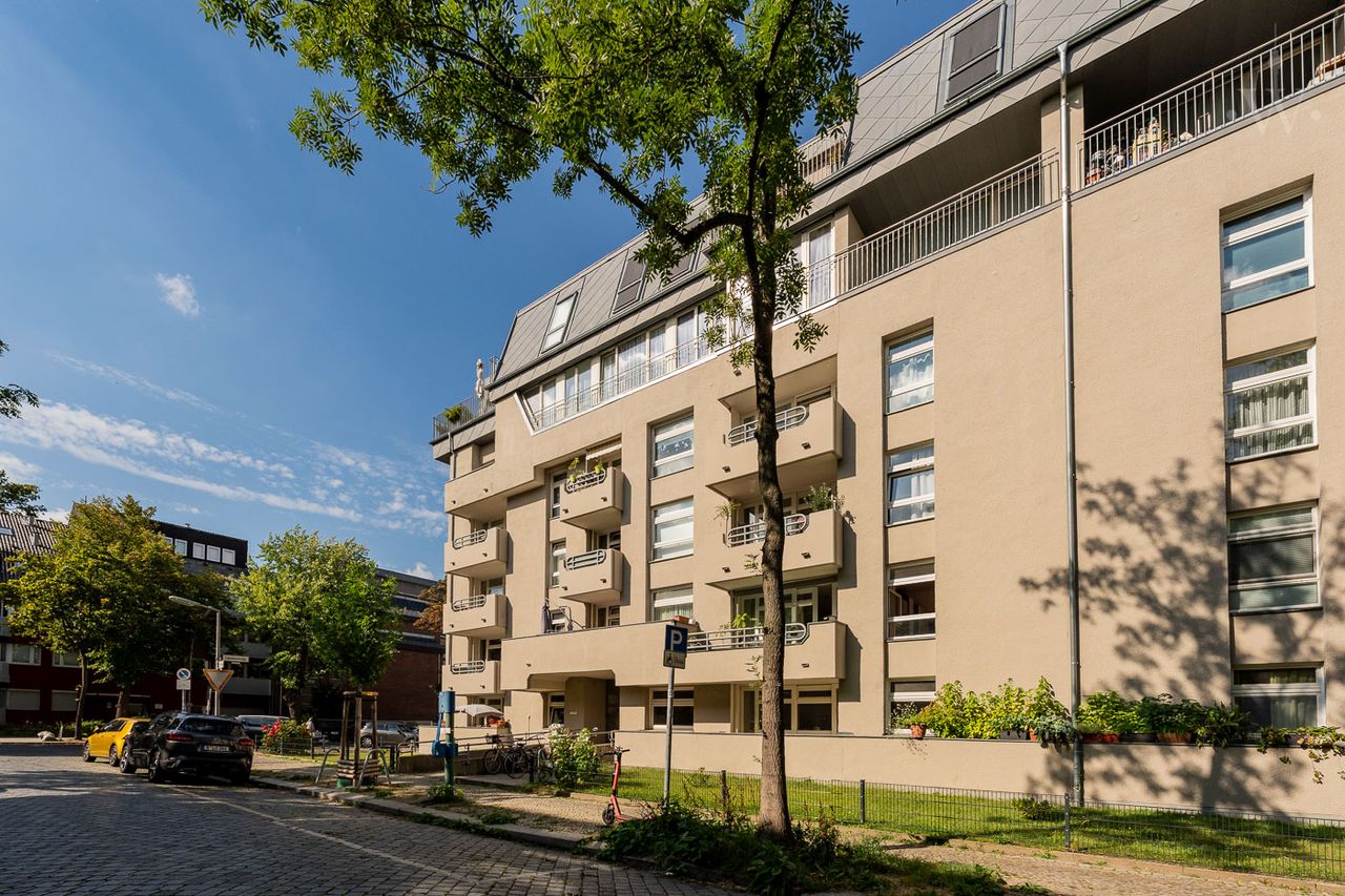 Wheelchair-accessible and barrier-free 2-room apartment with space for individuality in Berlin Steglitz