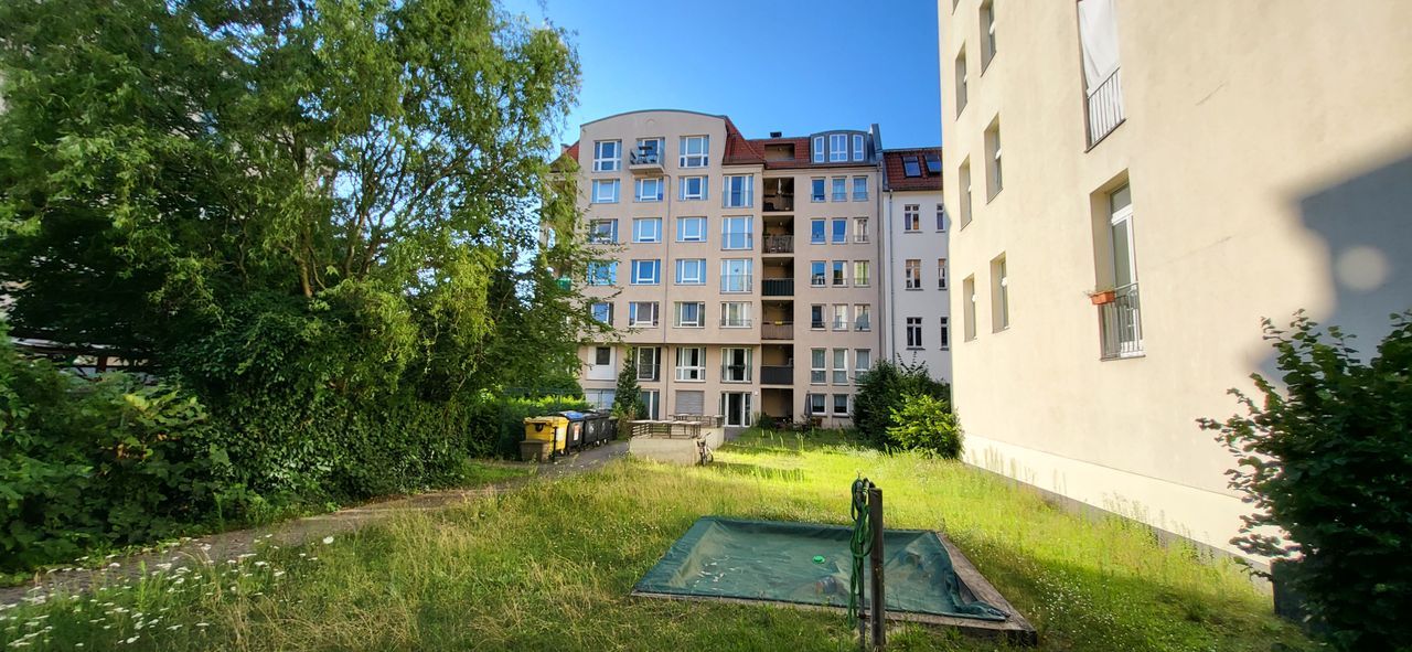 Sunny, quiet and green 2-room top floor apartment in Weißensee, Berlin (Komponistenviertel)
