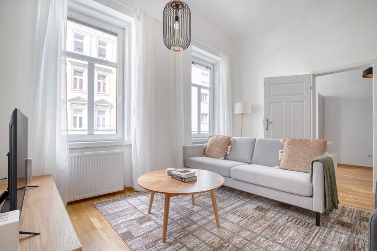 Charming 2-room flat in Meidling with modern decor and great views