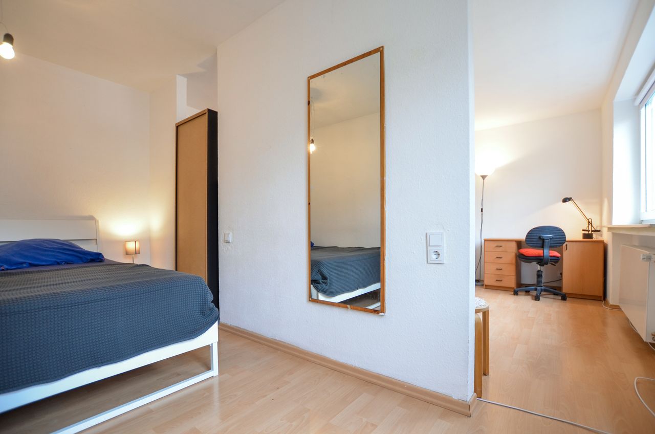 incl. roofed Parking & Elevator, Central and fully furnished commuter apartment in Lindenthal