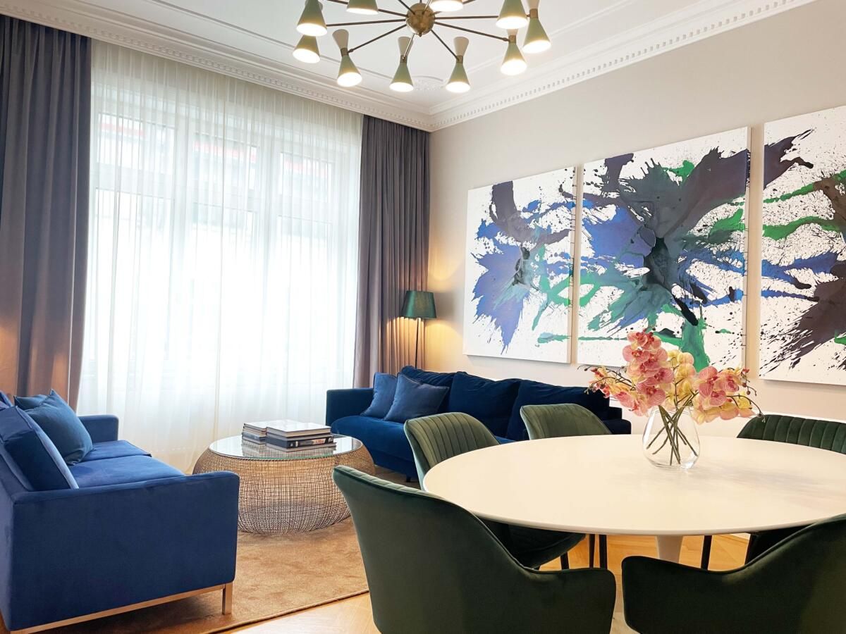 Experience the unique atmosphere of Viennese Art Nouveau in this luxurious apartment in the 5th district
