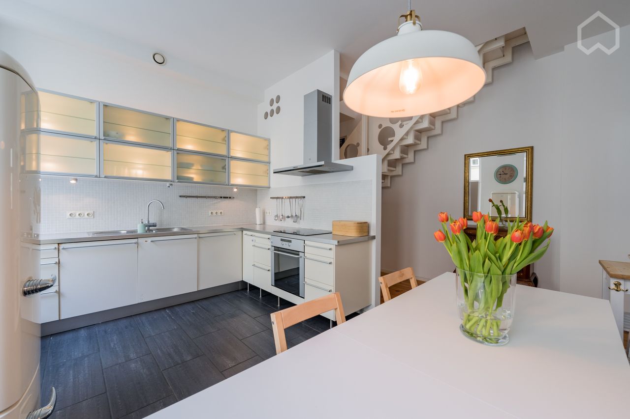Charming Altbau duplex apartment in Friedrichshain