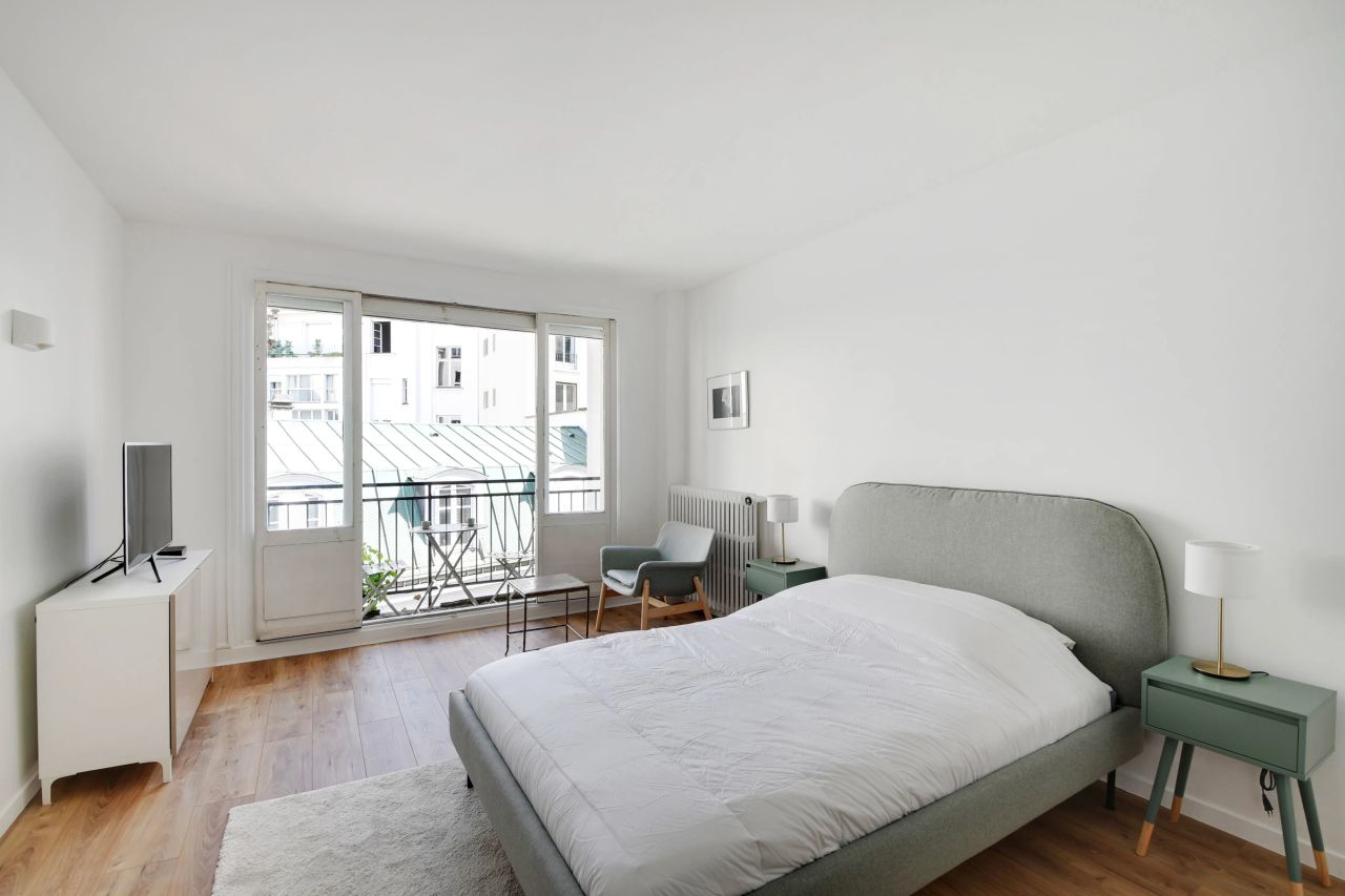 Very nice studio completely refurbished, ideally located in a quiet street in the 16th arrondissement of Paris