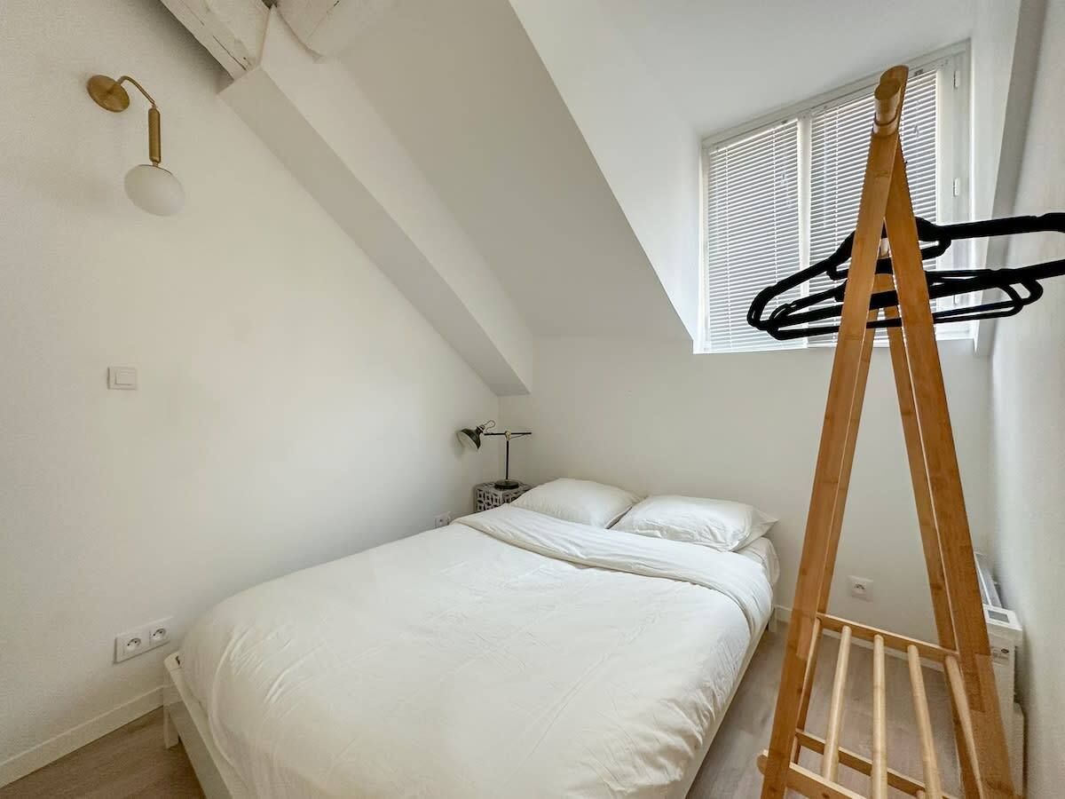 On the 3rd floor without elevator, a 20 m2 studio located in the 3rd arrondissement of Paris.