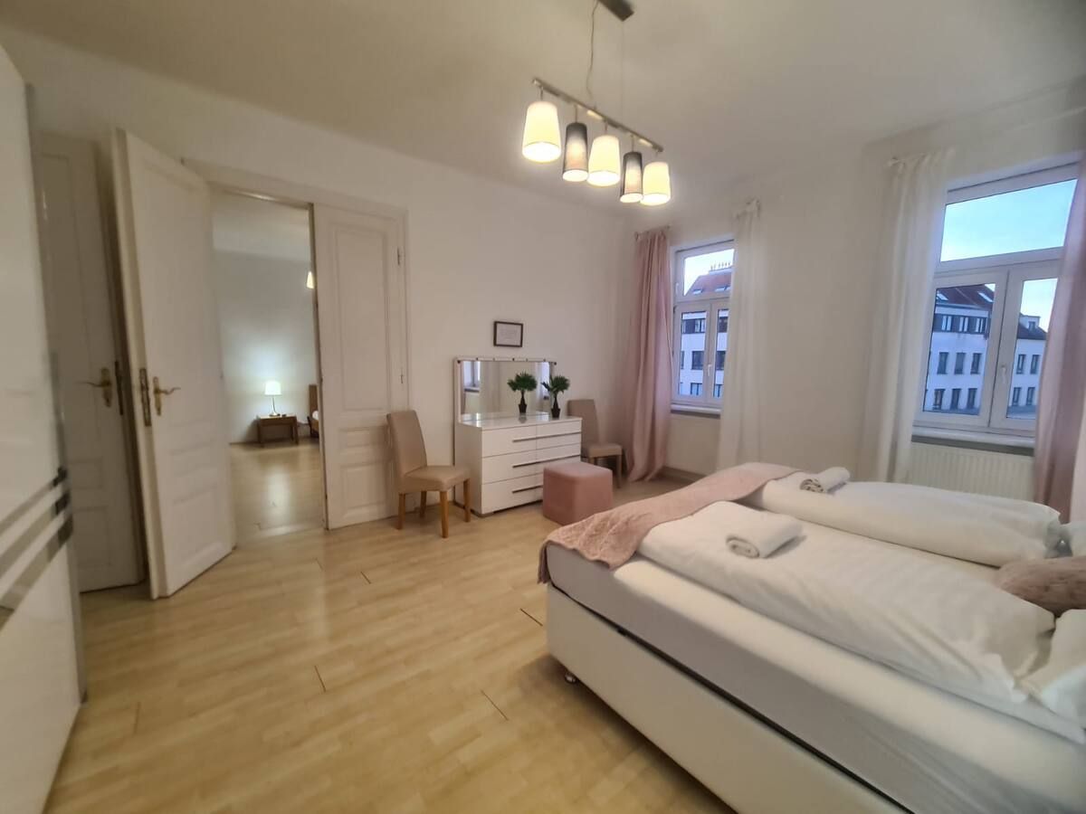 Nice room for rent; Matzleinsdorfer train station nearby