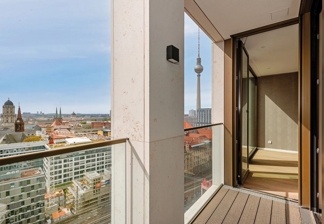 Bright, spacious 2 rooms with gym, terrace & concierge: in the heart of Berlin