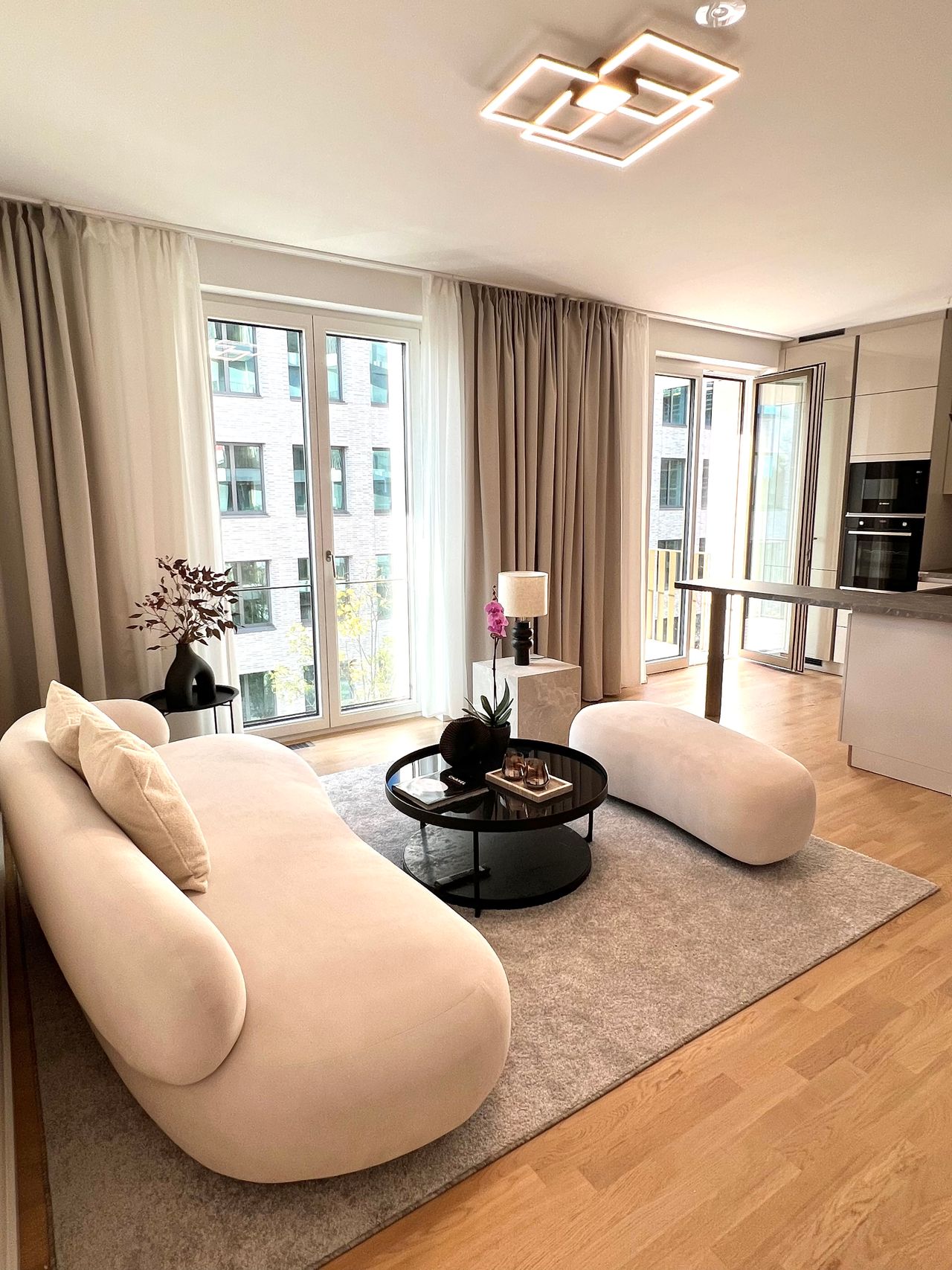 Bright and modern flat at the Berlin Wall overlooking the river Spree