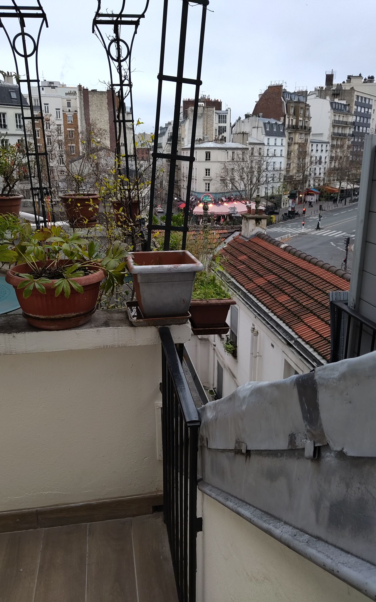 quartier Montparnasse petit duplex , vue sur les toits de Paris