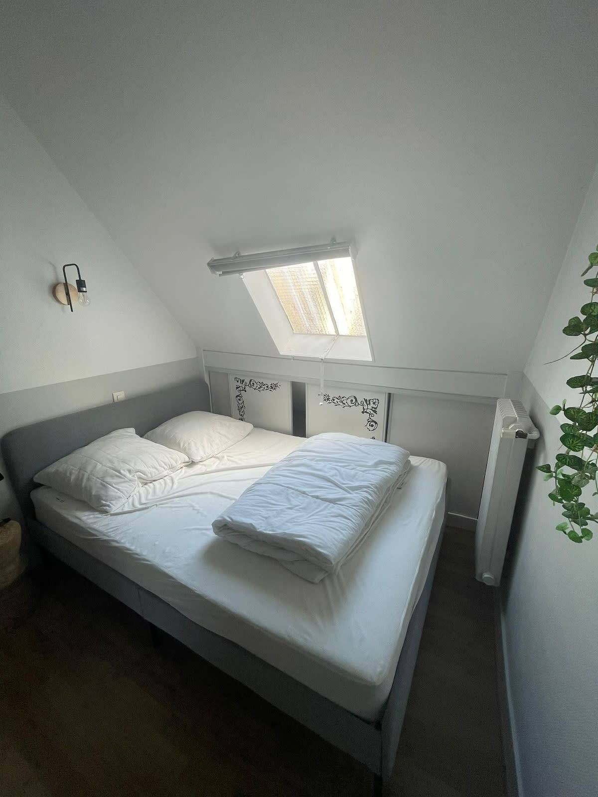 Comfortable and charming studio, located on the 6th floor with an elevator of a beautiful Parisian building.