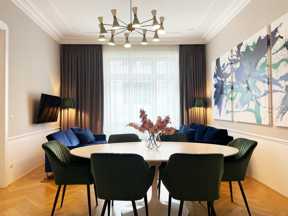 Experience the unique atmosphere of Viennese Art Nouveau in this luxurious apartment in the 5th district