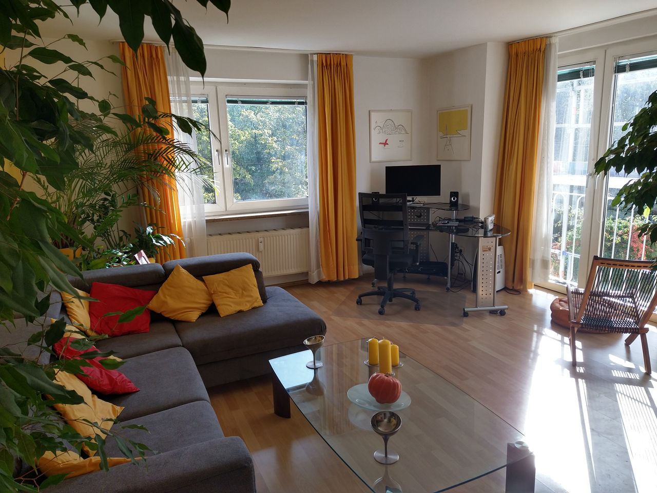 Pretty & cozy apartment located in central Munich and still quiet in front of a park.