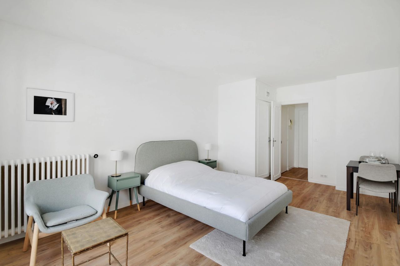 Very nice studio completely refurbished, ideally located in a quiet street in the 16th arrondissement of Paris