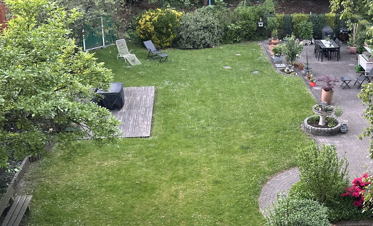 Fully Furnished 4-Room Apartment with Large Garden
