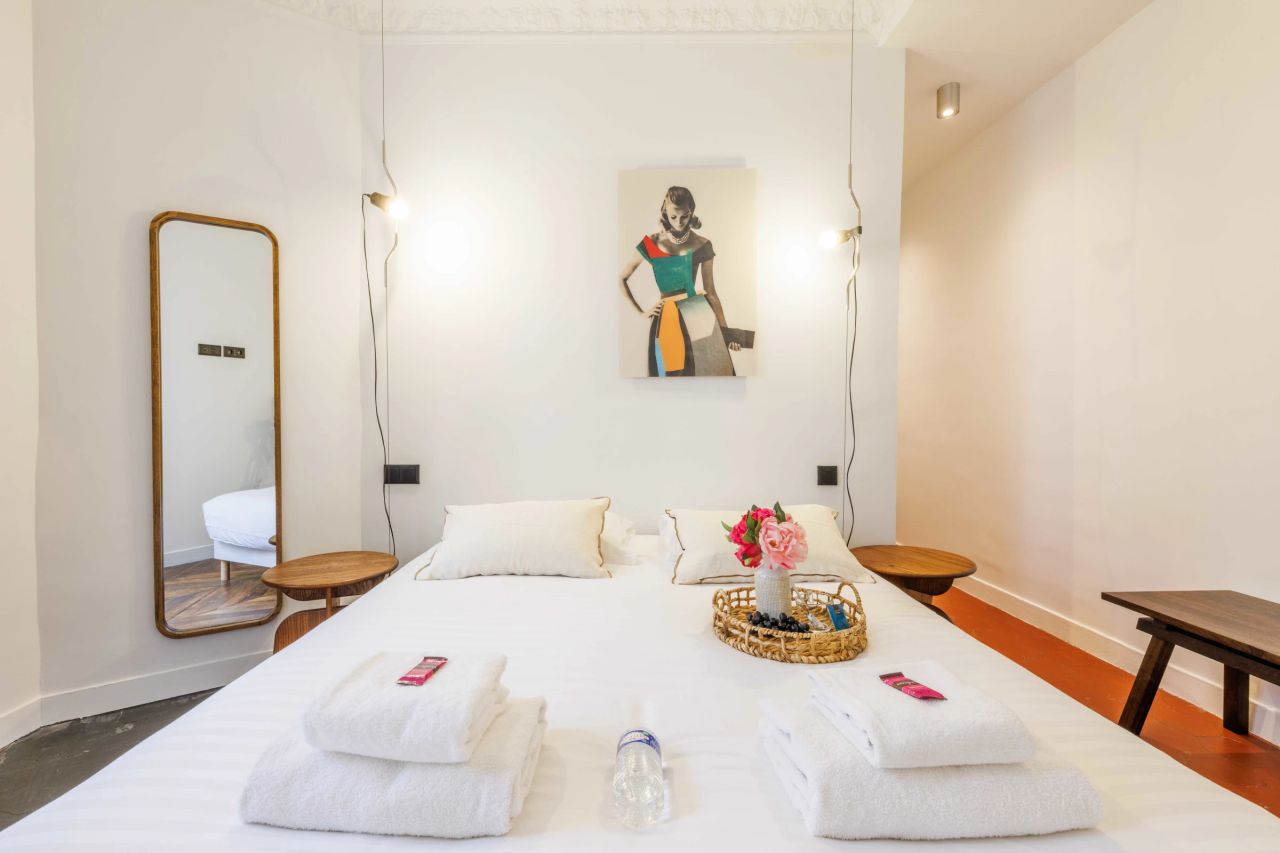 Paris 9th: Cozy and Connected: 55m2 Apartment with Smart Amenities and Comfy Bedrooms