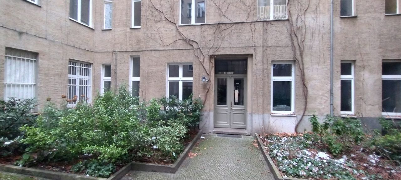 Beautiful partially furnished Altbau welcomes you to a peaceful oasis in the heart of Berlin