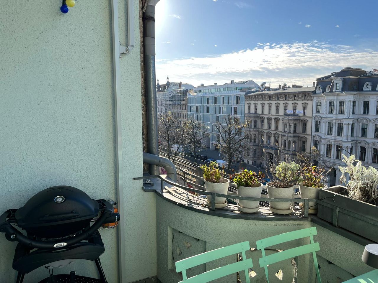 Helle modern eingerichtete Wohnung mit Balkon im begehrten Kollwitzkiez