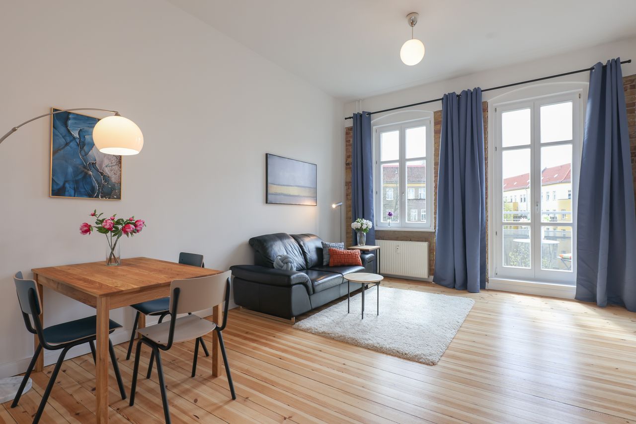 Light-flooded refurbished 2-room flat near Simon-Dach-Straße with south-west-facing balcony