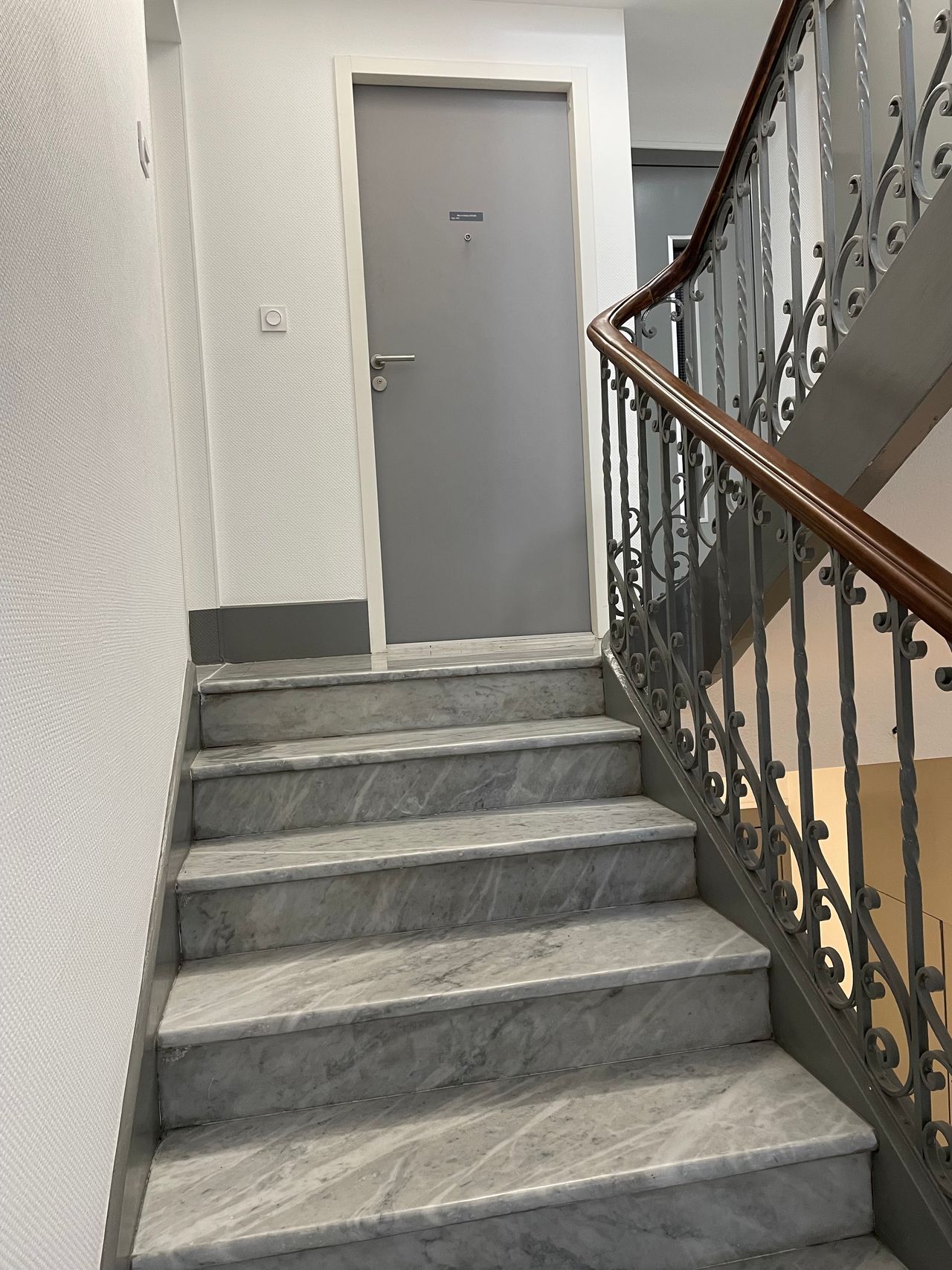 Modern, renovated 2-room flat in the city centre in a renovated city palace (approx. 5 minutes to the Croisette)