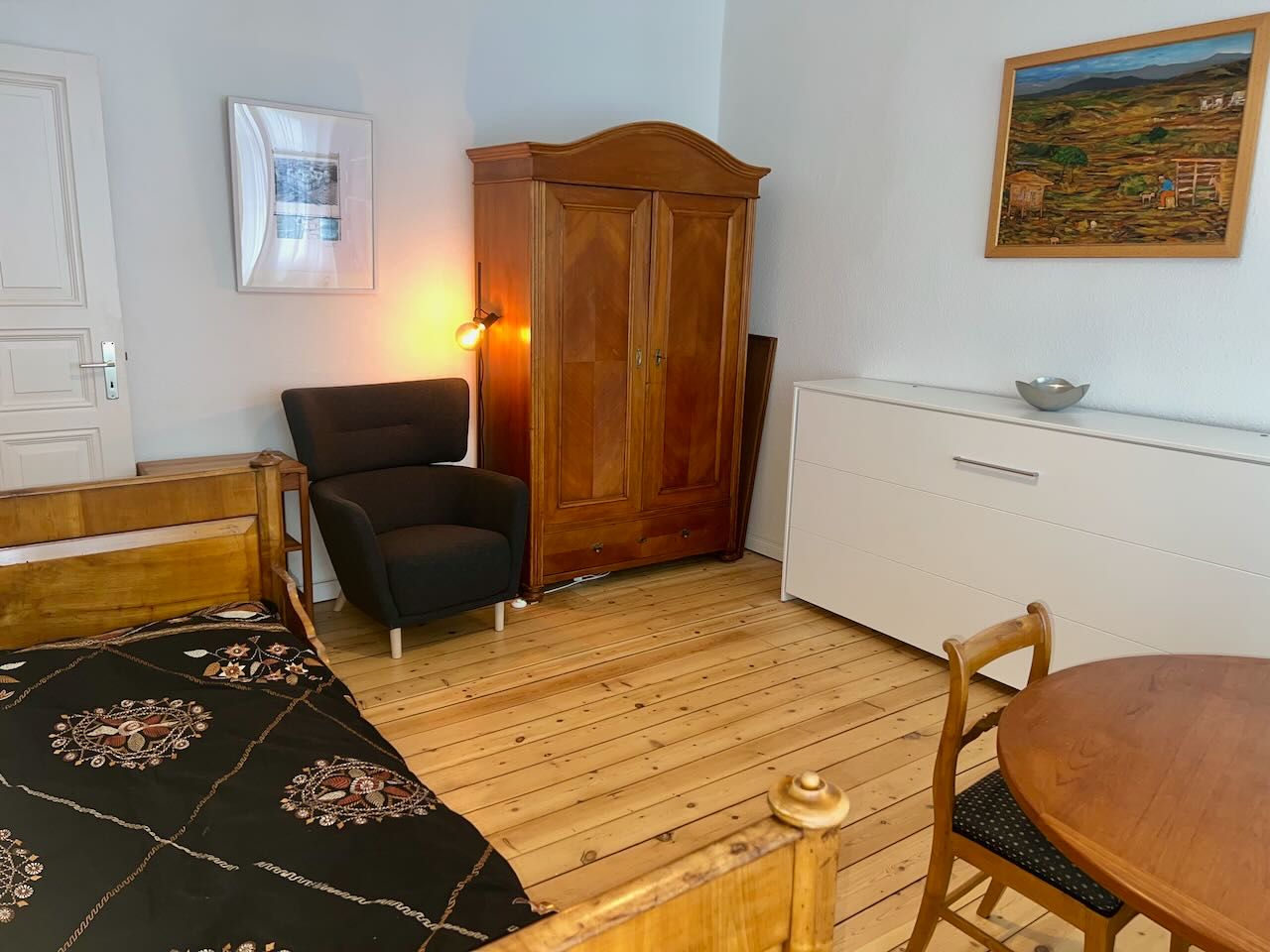 Charming furnished one-room apartment in a beautiful location for rent.