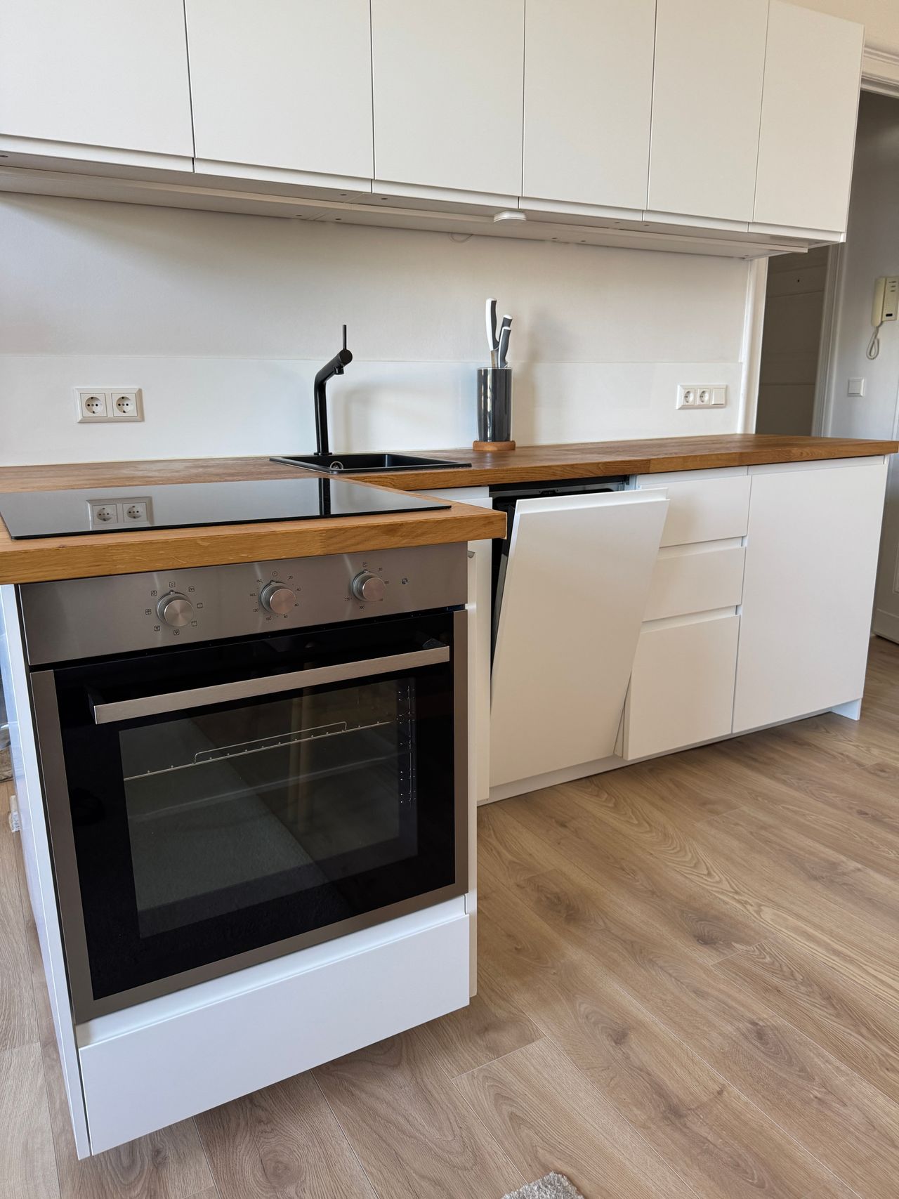 Charming Altbau Apartment in Trendy Friedrichshain – Fully Renovated with Balcony
