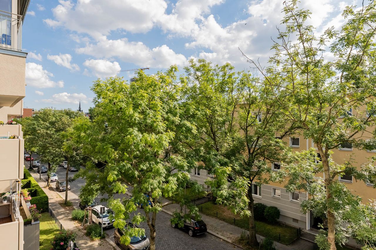 Wheelchair-accessible and barrier-free 2-room apartment with space for individuality in Berlin Steglitz