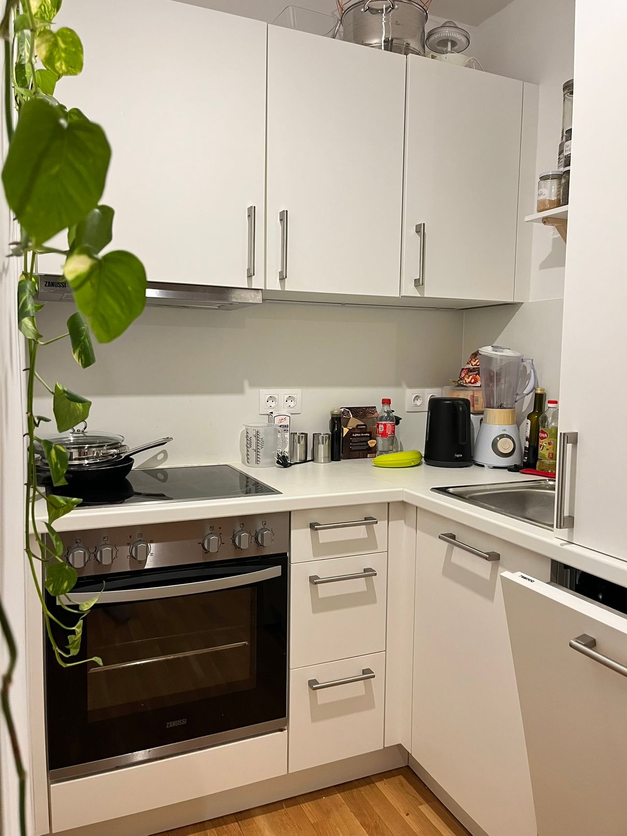 Bright 1.5-Room Apartment with Sunny Terrace – Fully Furnished