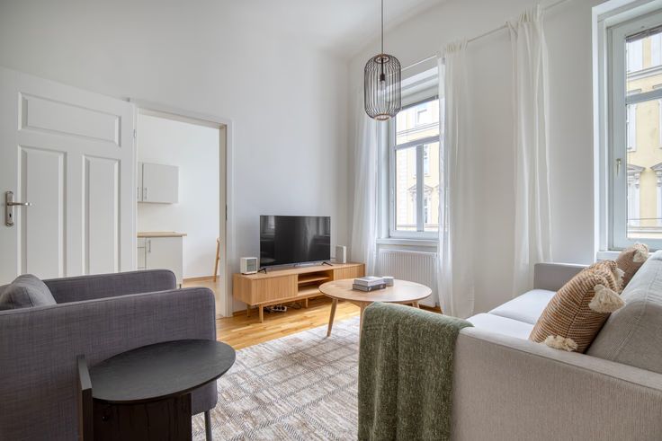 Charming 2-room flat in Meidling with modern decor and great views