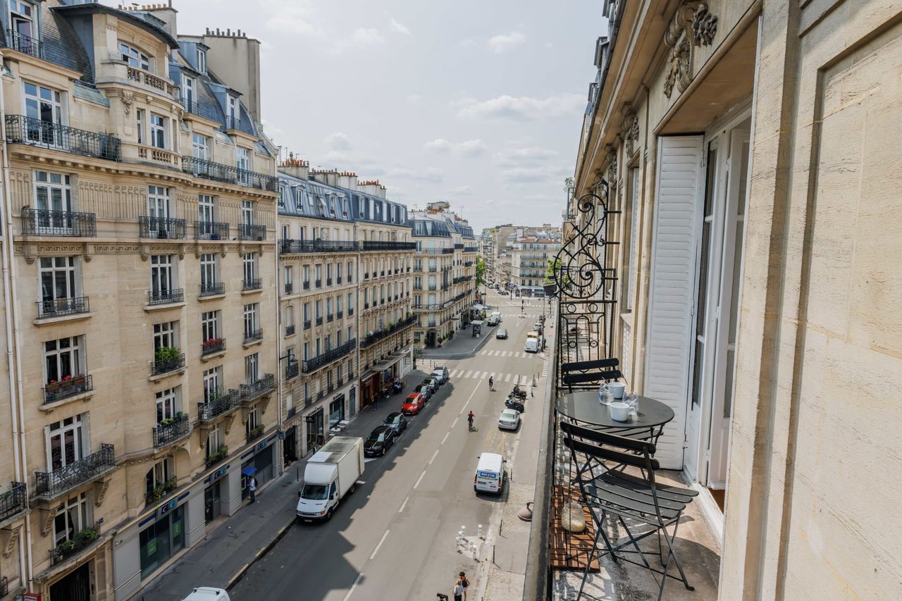 Paris 17th: Bright apartment with balcony