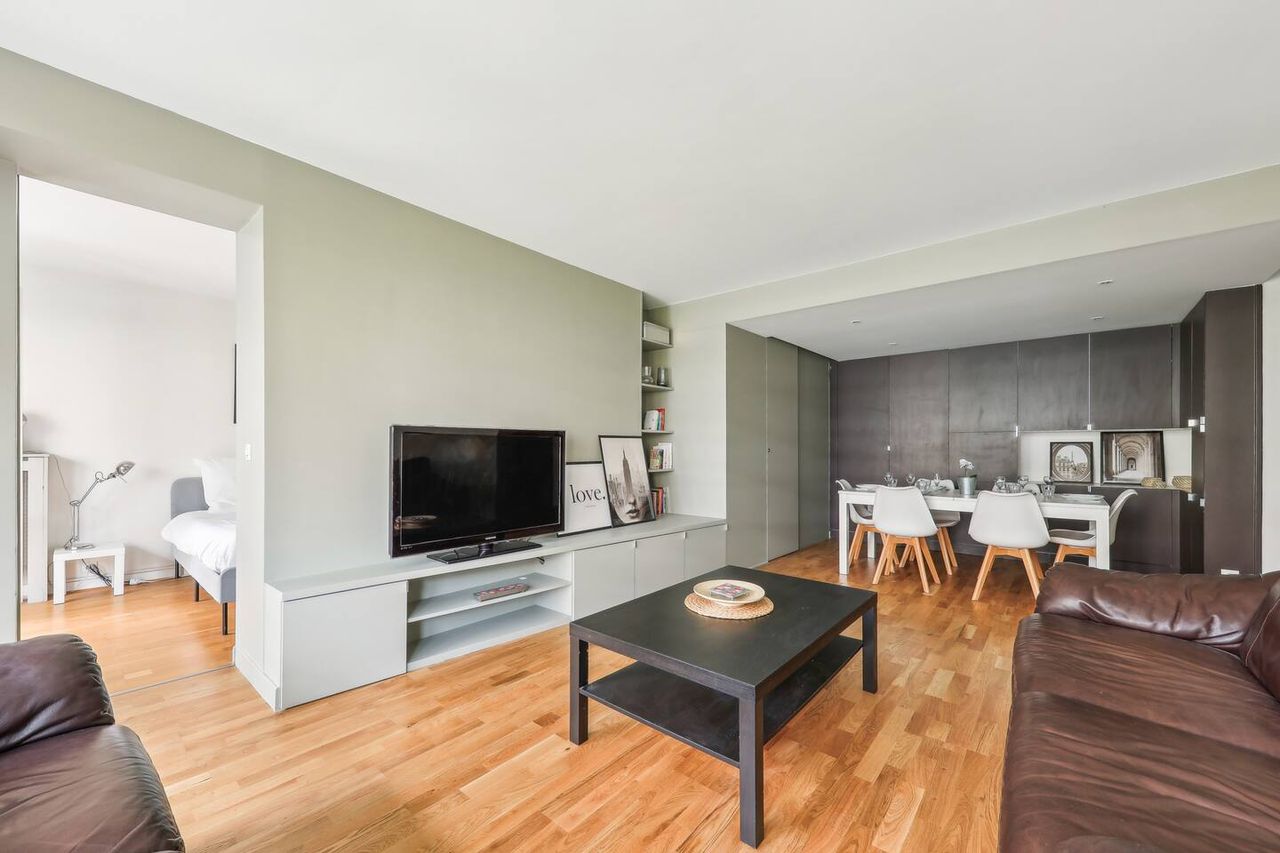 Spacious flat with balcony -11th arrondissement