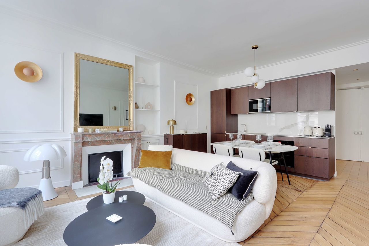 Modern, charming 57 m2 flat in the heart of the lively 6th arrondissement of Paris, 4 minutes from the Jardin du Luxembourg.