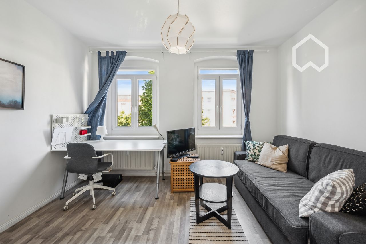 Light-filled 3-room corner apartment in a charming stucco building