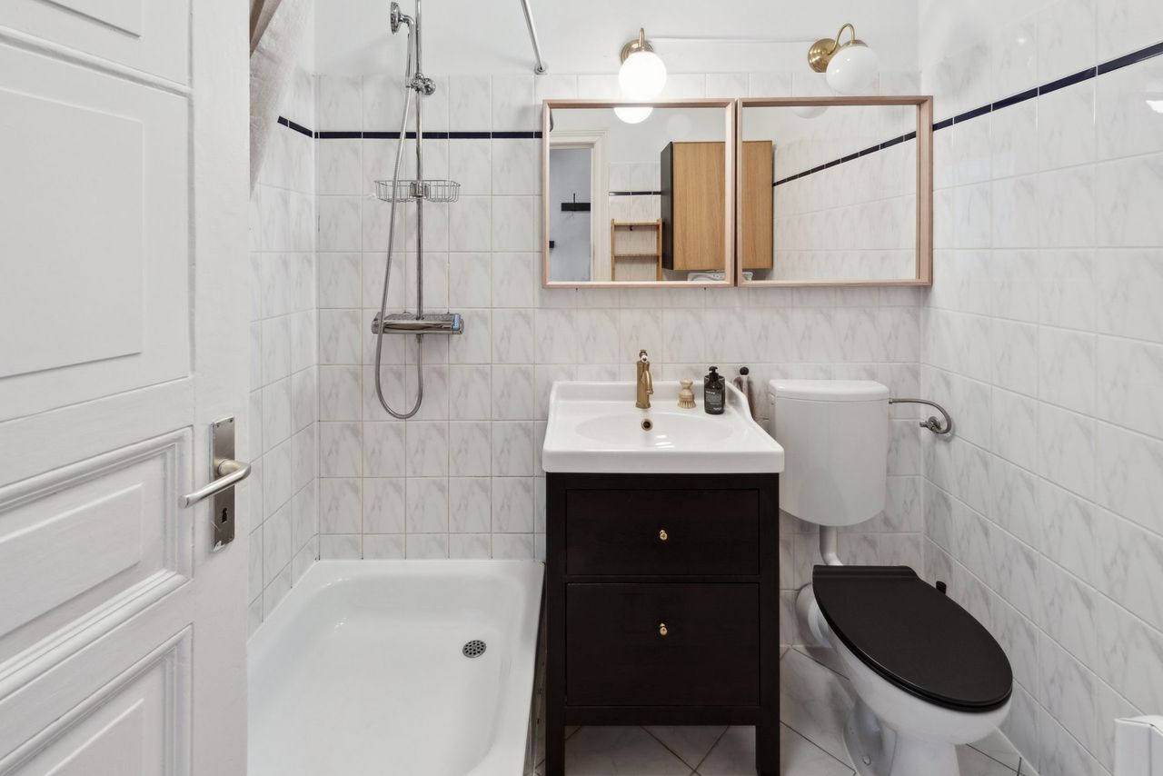 Bright and modern  studio apartment in a quiet backyard - central on a beloved street in the heart of Berlin in Prenzlauer Berg