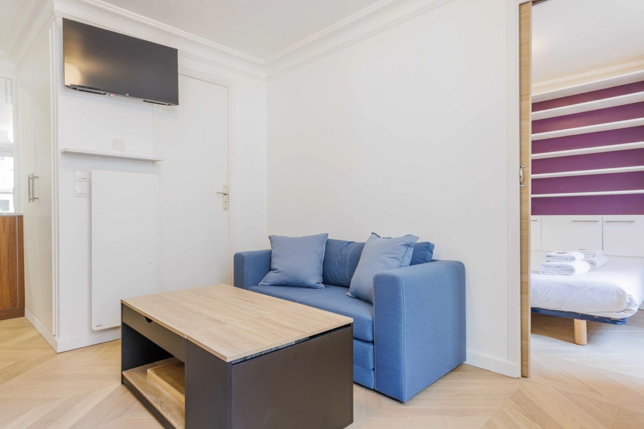 Lovely 28m² apartment located in the 8th arrondissement of Paris, close to tourist landmarks and transportation options.