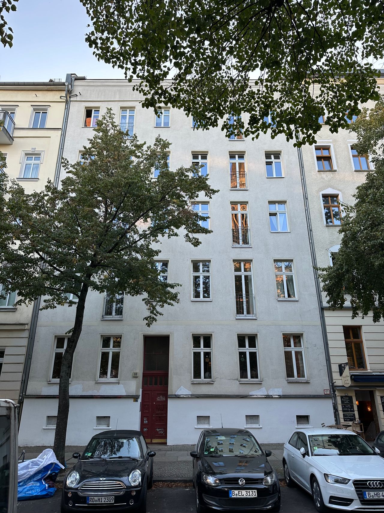 Living right on idyllic Zionskirchplatz/Mitte, bright and generous apartment with balcony and stunning views