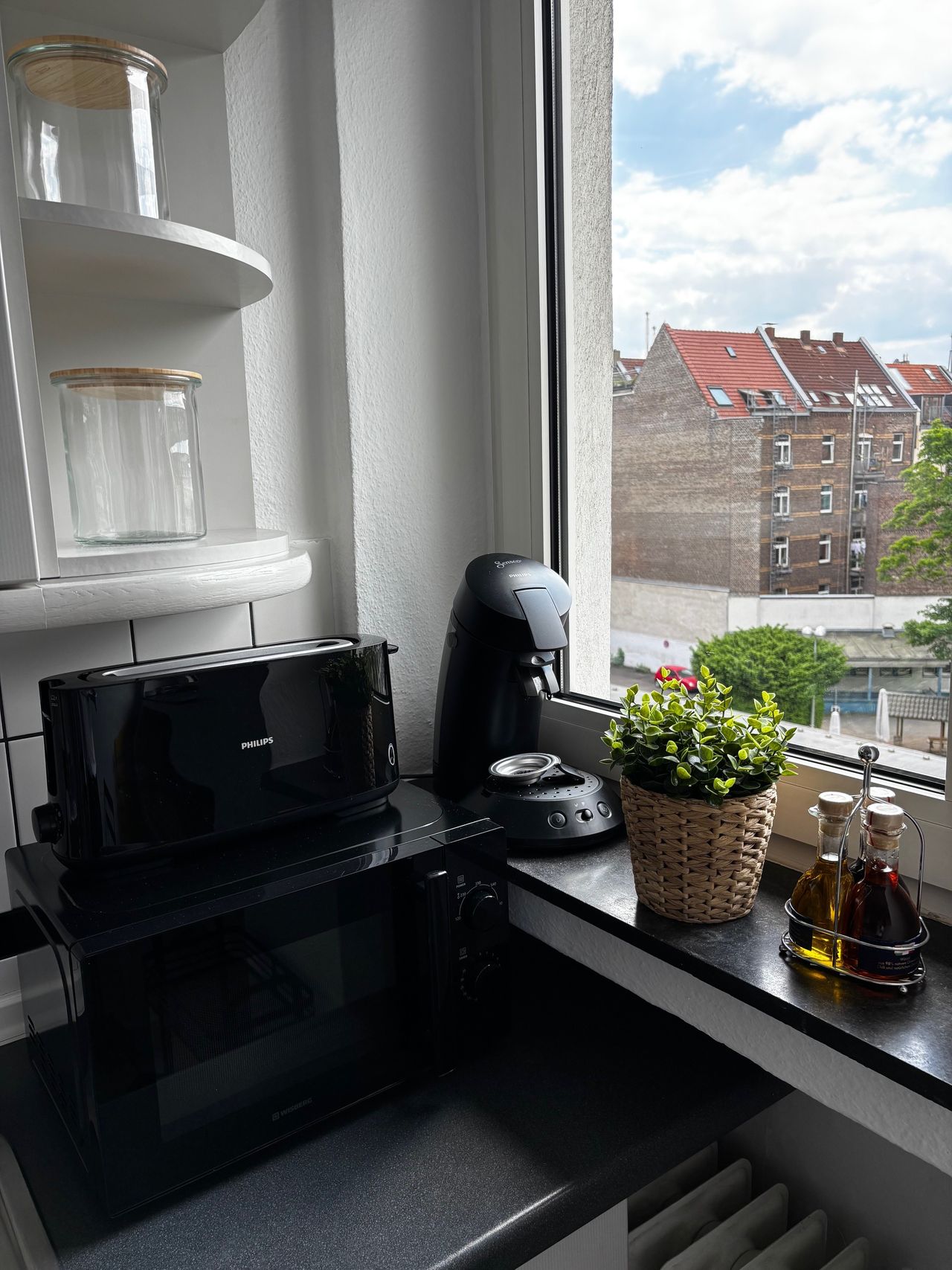 Cozy, quiet and bright 2 bedroom apartment. Absoluely centrally located directly at Rathenauplatz, right next to the Belgian Quarter