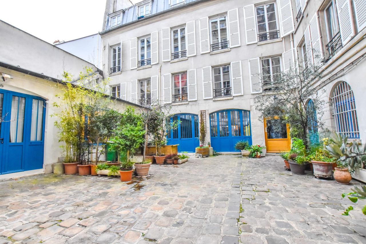 Superb typical Parisian flat refurbished in the center of Paris - 2P
