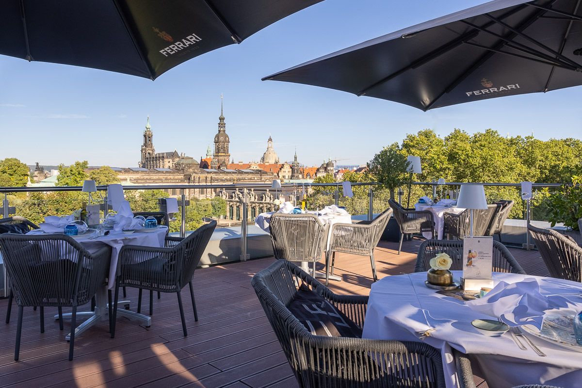 Exclusive 2-room apartment in the middle of Dresden with balcony and wellness tub