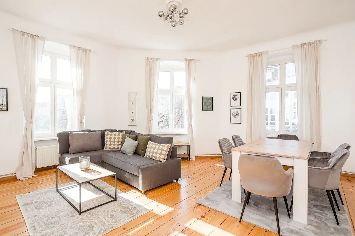 Sunny old building apartment, modern furnished and very well connected, in Charlottenburg for up to 6 people.