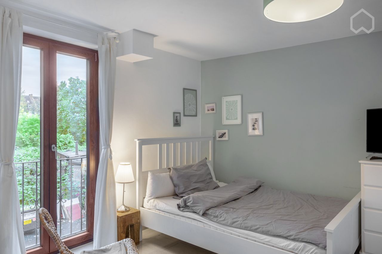 Lovely, stylish studio in Cologne close to rhine and Autobahn & public tansportation