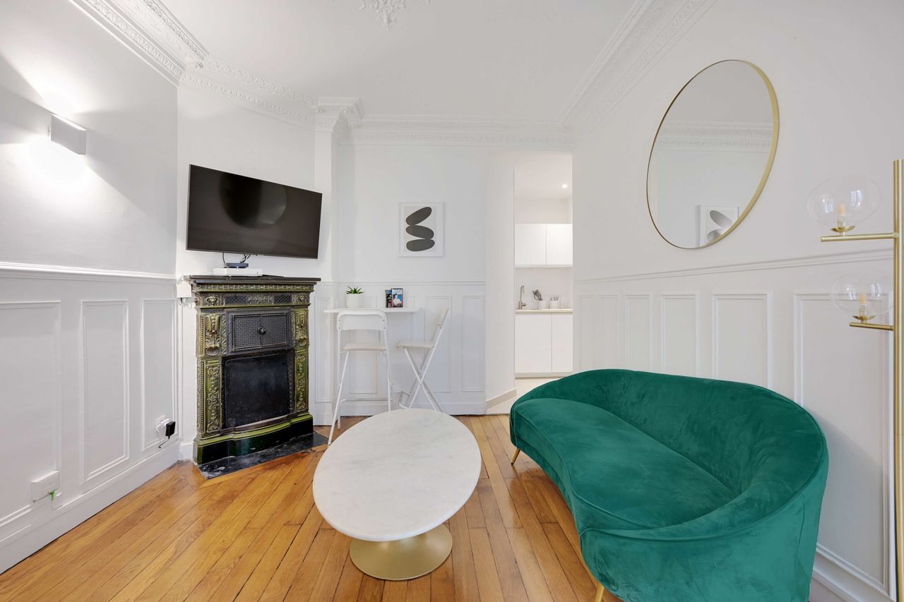 Cozy 32m² Apartment in 17th Arrondissement with Easy Access to Public Transport and Local Charm