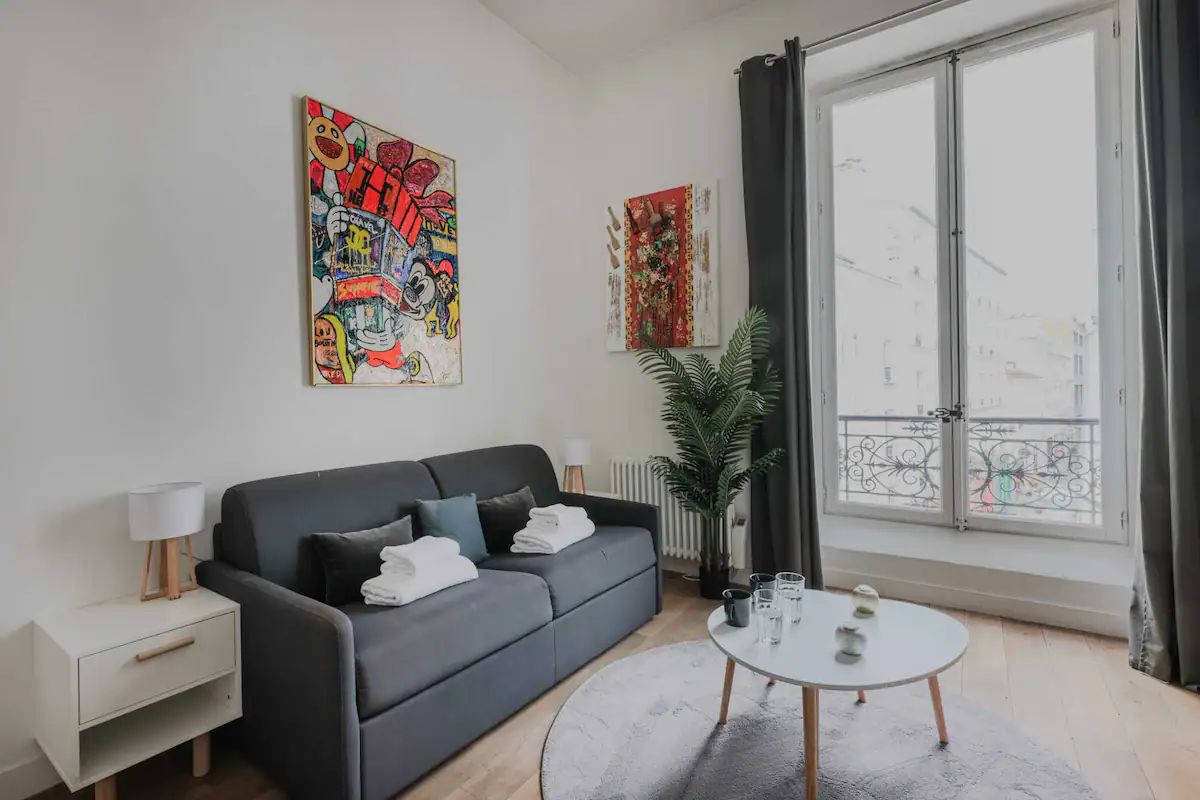 Modern Comfort: Stylish Studio in Paris with Full Amenities