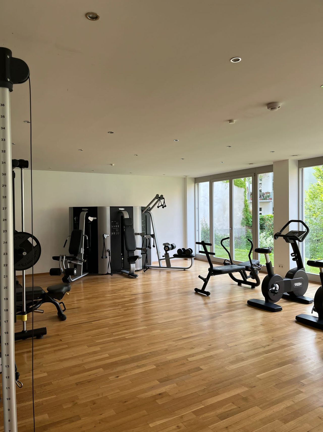 Fully serviced upscale one-bedroom apartment in luxury building with roof terrace, gym and sauna