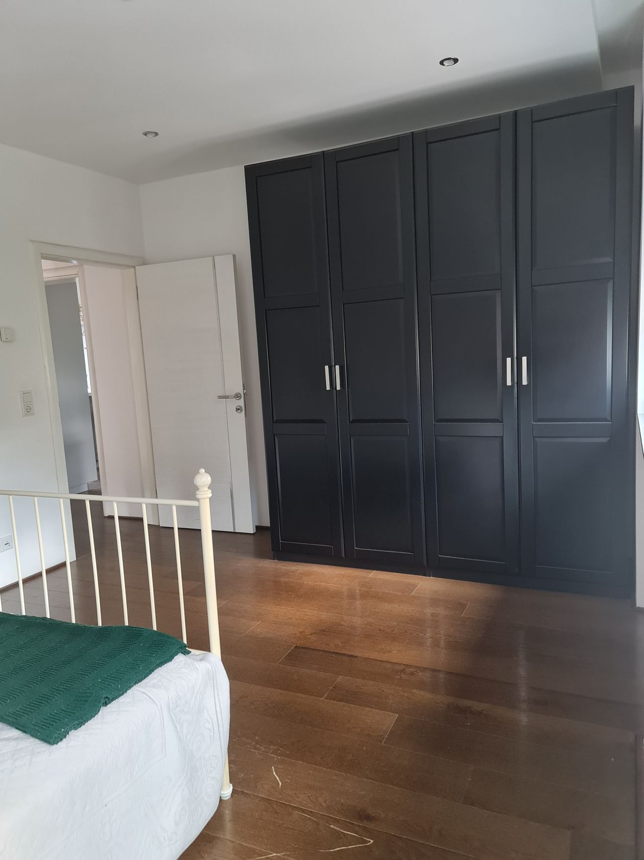 Fully renovated 2-room apartment with balcony and fitted kitchen in Frankfurt am Main
