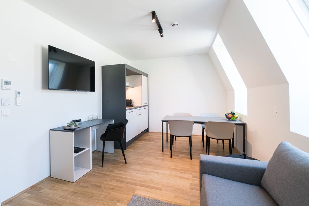 Versatile Viennese Altbau Apartment nearby the Vienna Exhibition Center with Space for Four