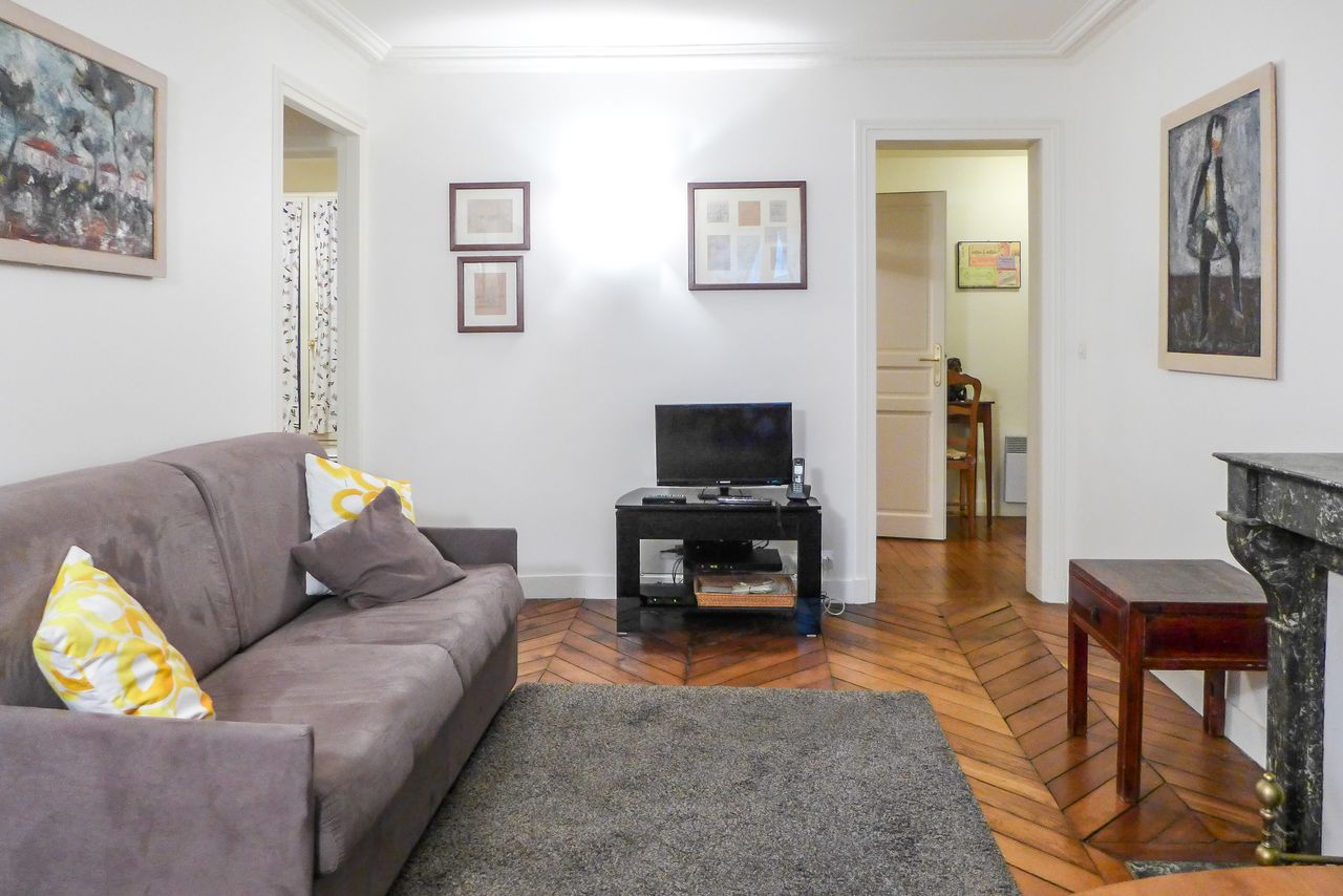 this lovely 1 bedroom apartment situated on 1st floor with lift